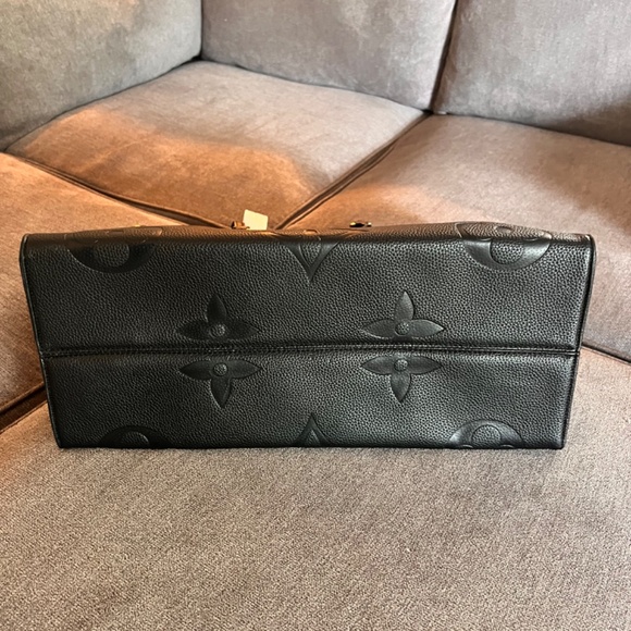 Louis Vuitton OnTheGo GM Tote Bag - Picture 3 of 9